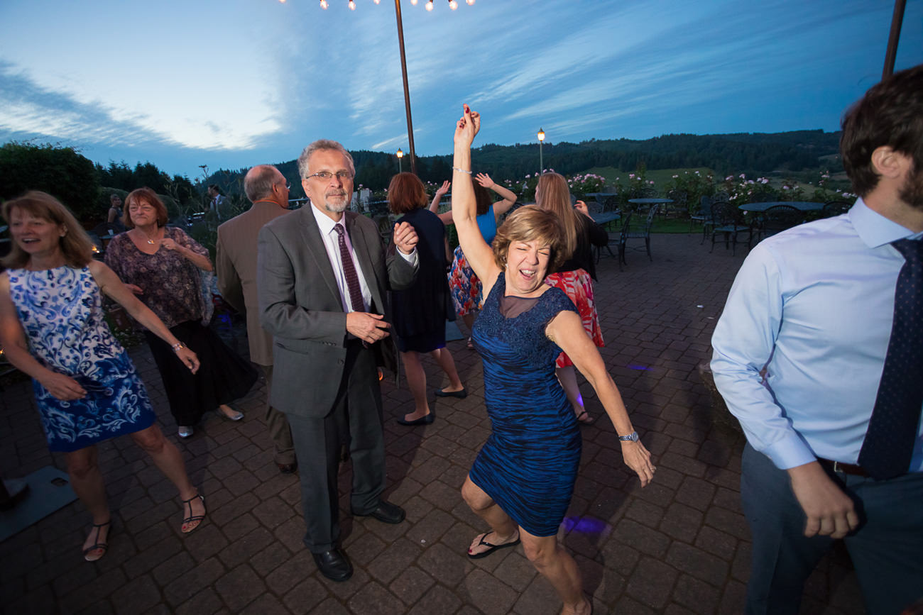 wedding-at-sweet-cheeks-winery-16 Wedding at Sweet Cheeks Winery | Eugene Oregon Photography | Emily & Bradley